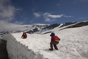 enfant dans neige norvège