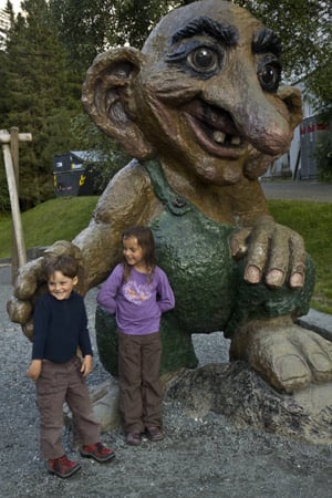 enfants-et-troll-en-bois-géant-Norvège voyage famille bergen
