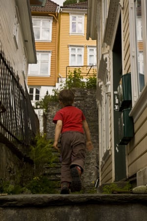 enfant-dans-ruelles-étroites-et-maisons-colorées-à Bergen-Norvège