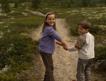 enfants-randonneurs-sur-sentier-Norvège