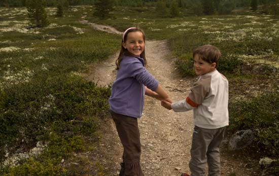 enfants-randonneurs-sur-sentier-Norvège
