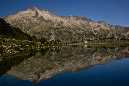 Reflet-du-pic-de-Néouvielle-et-du-Ramoun-dans-lac-d'Aumar-Pyrénées