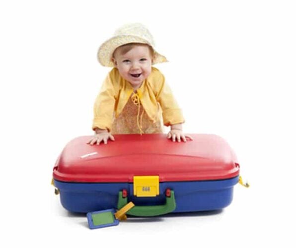 voyage en famille avec bébé et valise