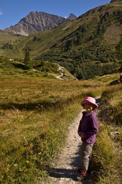 escapade nature-randonneur-enfant-fille-dans-le-val-Veni-Mont-Blanc-Italie