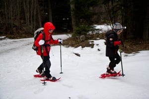enfants-en-randonnée-à-raquettes-vercors-alpes