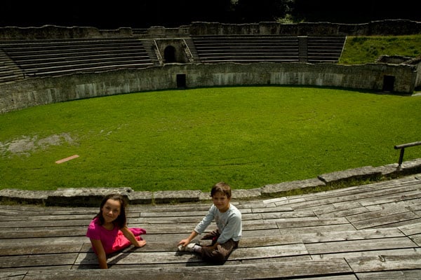 Suisse-voyage-enfant-famille-martigny-visite-amphithéâtre