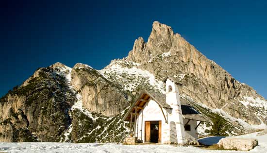 dolomites chapelle neige italie