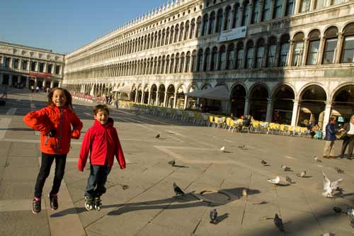 enfant en vacances sur place saint marc à Venise