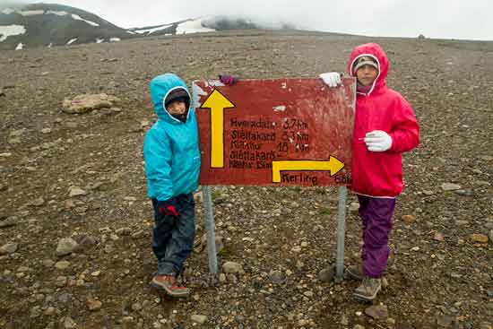 randonnée kerlingarfjöll-islande-enfant-randonneur-panneau