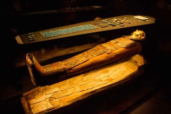 musée-des-confluences-sarcophage-égyptien