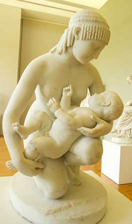 Musée-de-grenoble-statue-mère-et-enfant