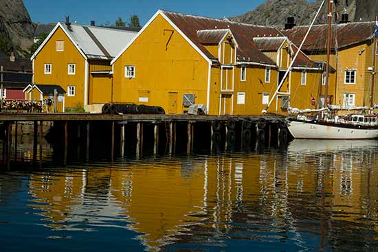 maisons jaunes nusfjord-lofoten-norvege