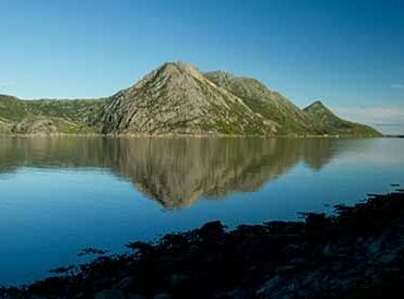 paysage-fjord-montagne-au lever de soleil lofoten-norvege