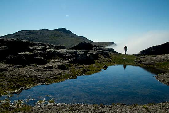 randonneur et paysage-lac-montagne-lofoten-norvege