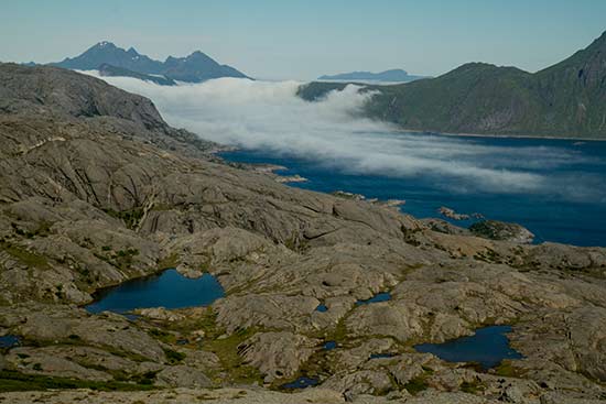 paysage-mer-lac et montagne-lofoten-norvege