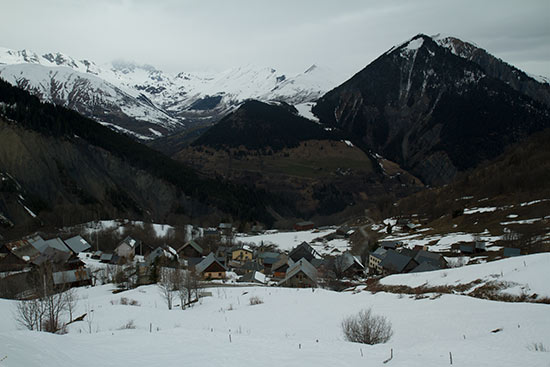montagne-savoie-sous-neige-et-village-arvan chalmieu