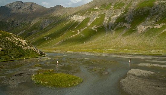 lac-du-goleon-avec-enfant-randonneur-oisans-alpes