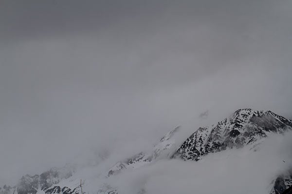 montagne-sous-neige-et-nuage-Oisans