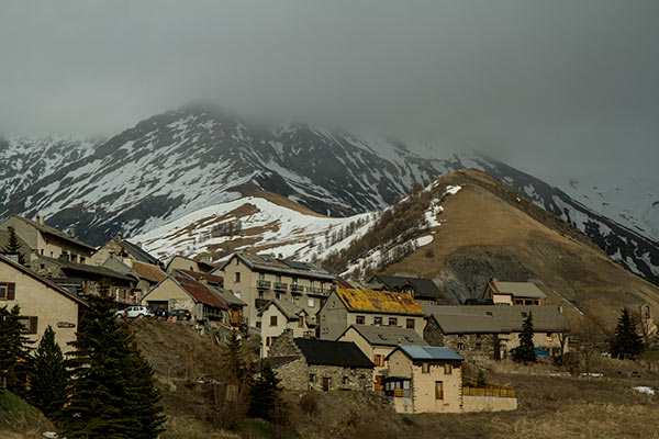 village-en-hiver-Oisans alpes