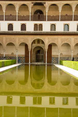 bassin-palais-nasrides-Alhambra-Grenade cour des myrtes