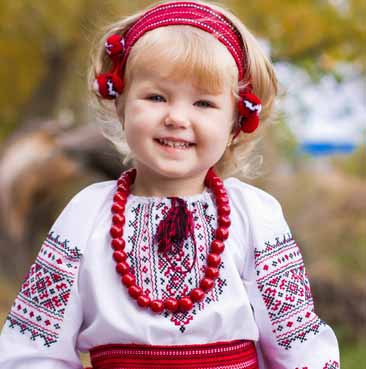Europe avec enfant en tenue traditionnel