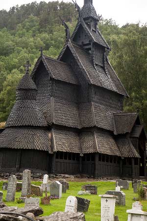 église-en-bois-debout-de-Borgund-Norvège-avec-enfants-en-famille
