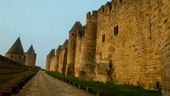 carcassonne-en-famille-remparts