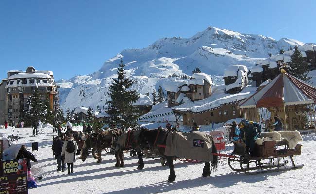 Broche émaillée Ski Village Des Enfants – Avoriaz Haute-Savoie – Décat Paris